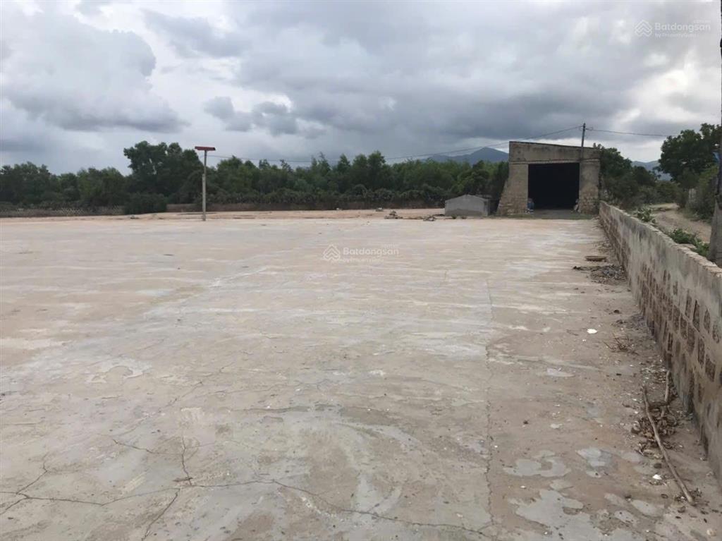 Bán đất sân đã làm nền xi măng có sổ chính chủ