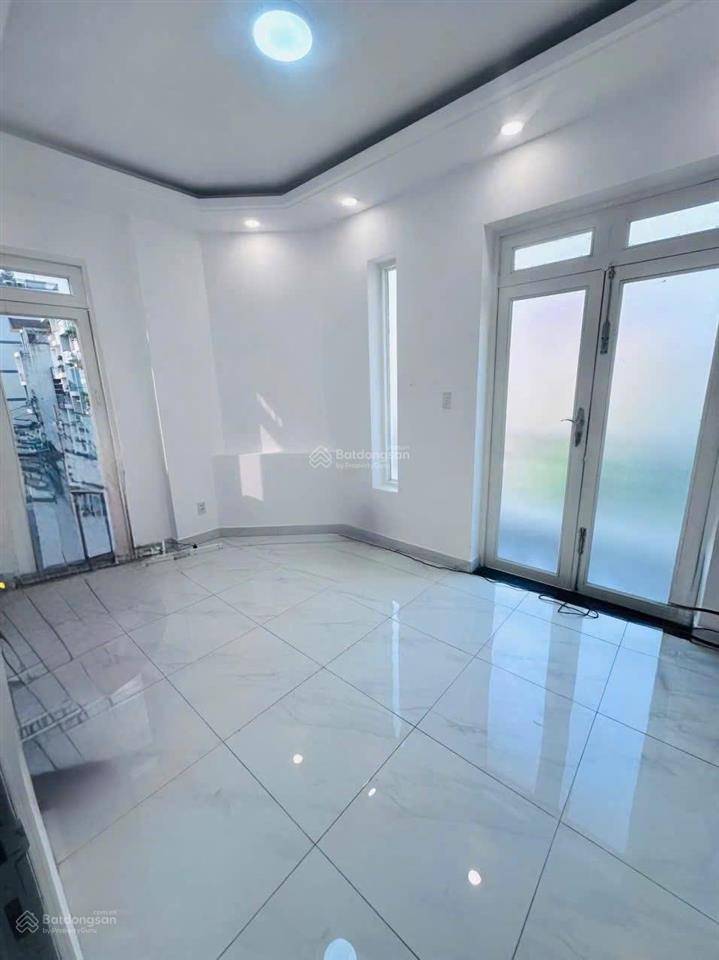 Chính chủ bán nhà đẹp góc 2mặt tiền, ngang 6m,đường ô tô thông, giá chỉ 7.5 tỷ,vừa ở vừa kinh doanh