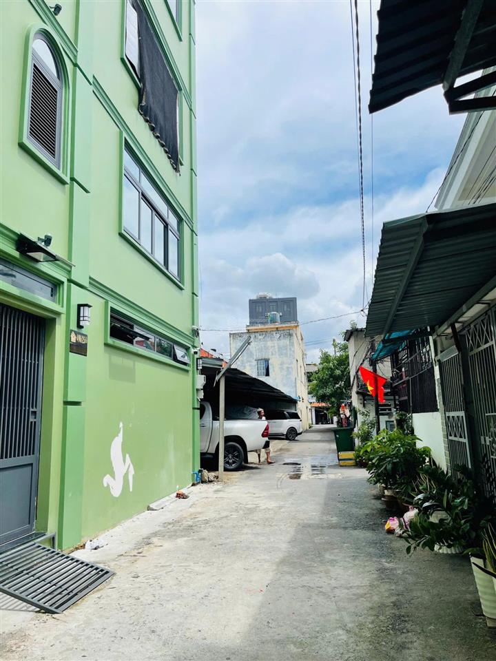 Bán nhà 496 dương quảng hàm mới kiên cố xây 4 tầng, hẻm xe ô tô, đang làm chdv, giá chỉ 8.9 tỷ