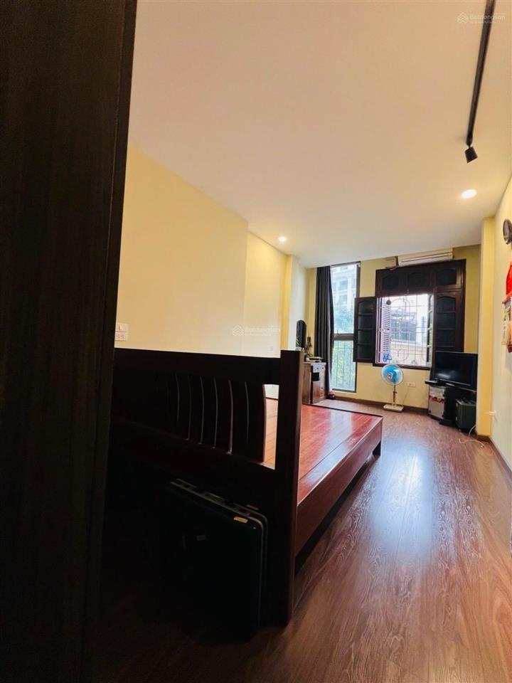 Nhà phố lạc long quân, xây 4 tầng 1 tum, cách mặt phố 30m  ngõ trước nhà rộng 3m.