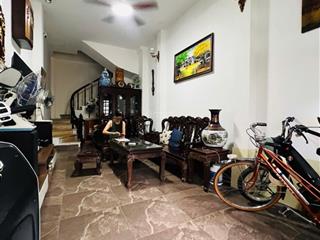 Nhà phố lạc long quân, xây 4 tầng 1 tum, cách mặt phố 30m  ngõ trước nhà rộng 3m.