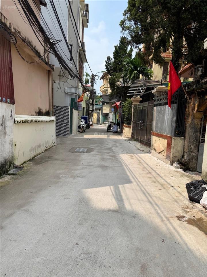 Nhà dân xây, lô góc 3 mặt thoáng  vị trí ngõ nông, rộng  50m ra mặt phố