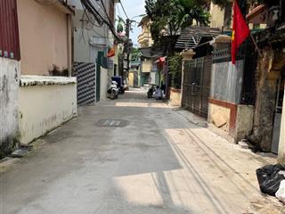 Nhà dân xây, lô góc 3 mặt thoáng  vị trí ngõ nông, rộng  50m ra mặt phố