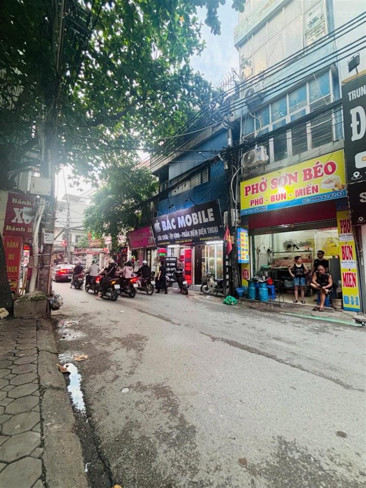 Nhà mặt phố  vỉa hè, kinh doanh sầm uất  rõ ràng không dính quy hoạch.
