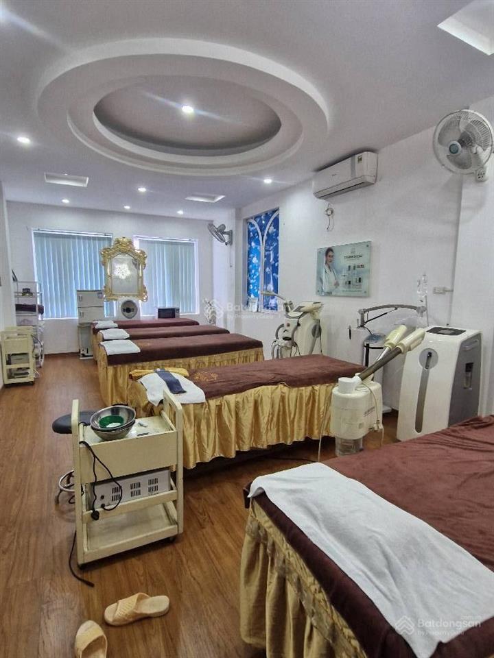 Nhà mặt phố  vỉa hè, kinh doanh sầm uất  rõ ràng không dính quy hoạch.
