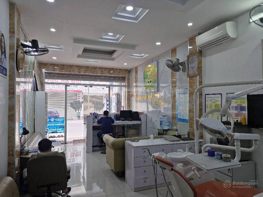 Nhà mặt phố  vỉa hè, kinh doanh sầm uất  rõ ràng không dính quy hoạch.