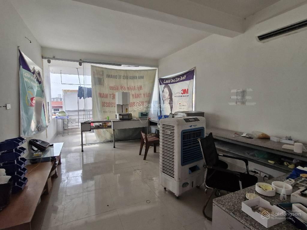 Nhà mặt phố  vỉa hè, kinh doanh sầm uất  rõ ràng không dính quy hoạch.