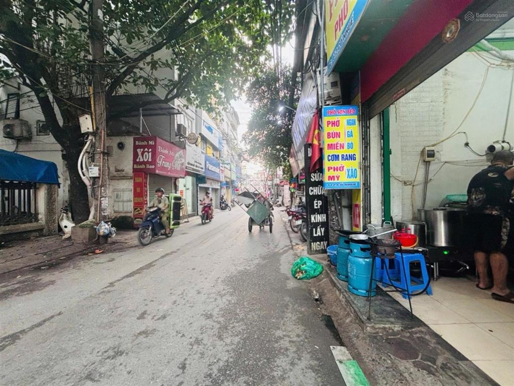 Nhà mặt phố  vỉa hè, kinh doanh sầm uất  rõ ràng không dính quy hoạch.