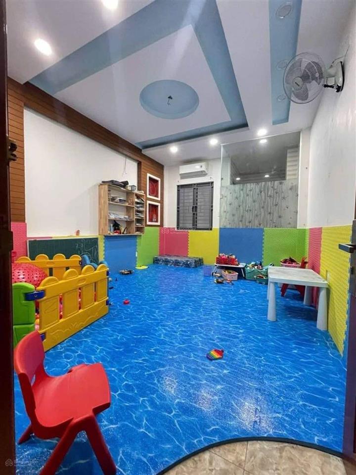 Tân quý, quận tân phú, 80m2, tặng full nội thất, 5 tầng sân thượng, 5pn, hẻm xe hơi.