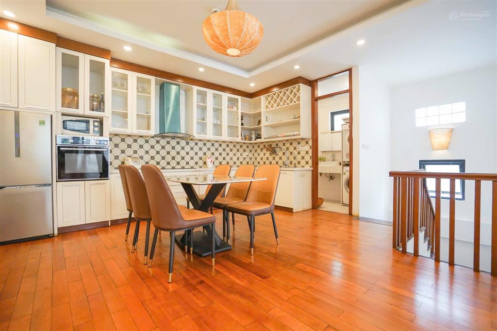 Cho thuê căn hộ duplex 3pn, 3wc, 184m2 chỉ với 28,6 triệu/th tại quảng an, tây hồ, hà nội