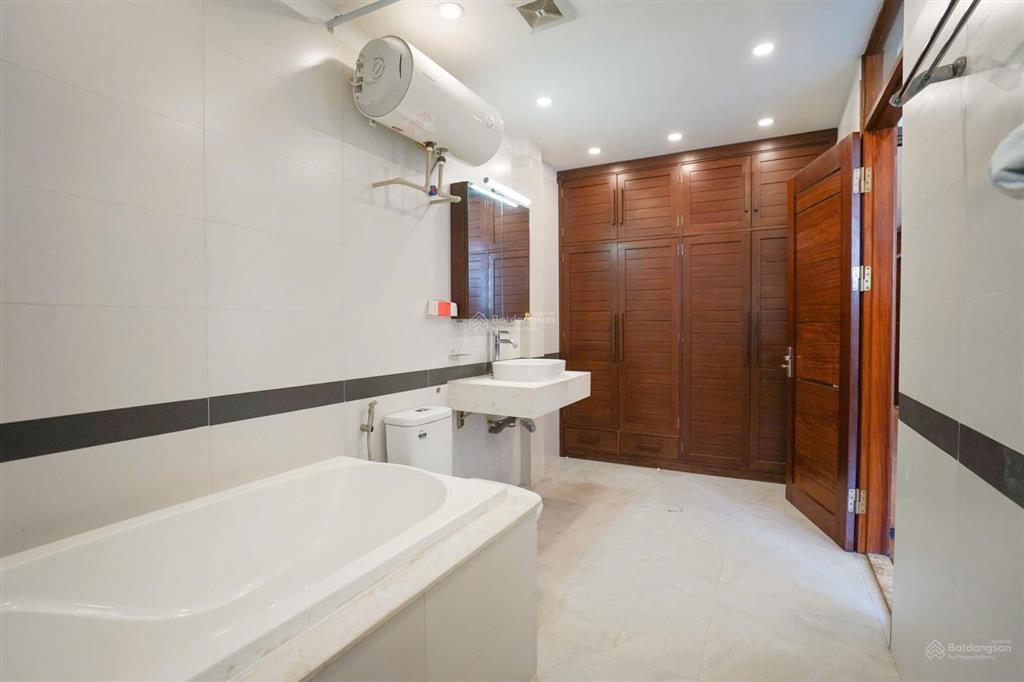 Cho thuê căn hộ duplex 3pn, 3wc, 184m2 chỉ với 28,6 triệu/th tại quảng an, tây hồ, hà nội