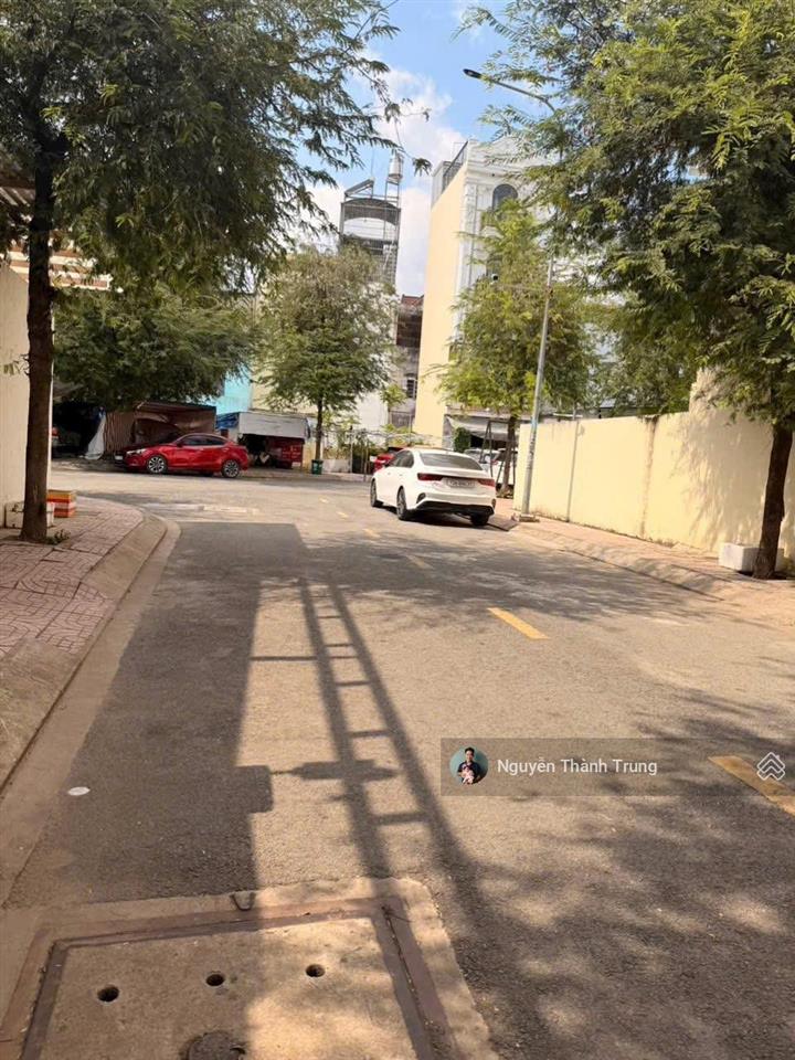 Đất huỳnh thị hai. lô góc đẹp, xây dựng tự do. đường nhựa 9m chuẩn. khu toàn nhà lầu