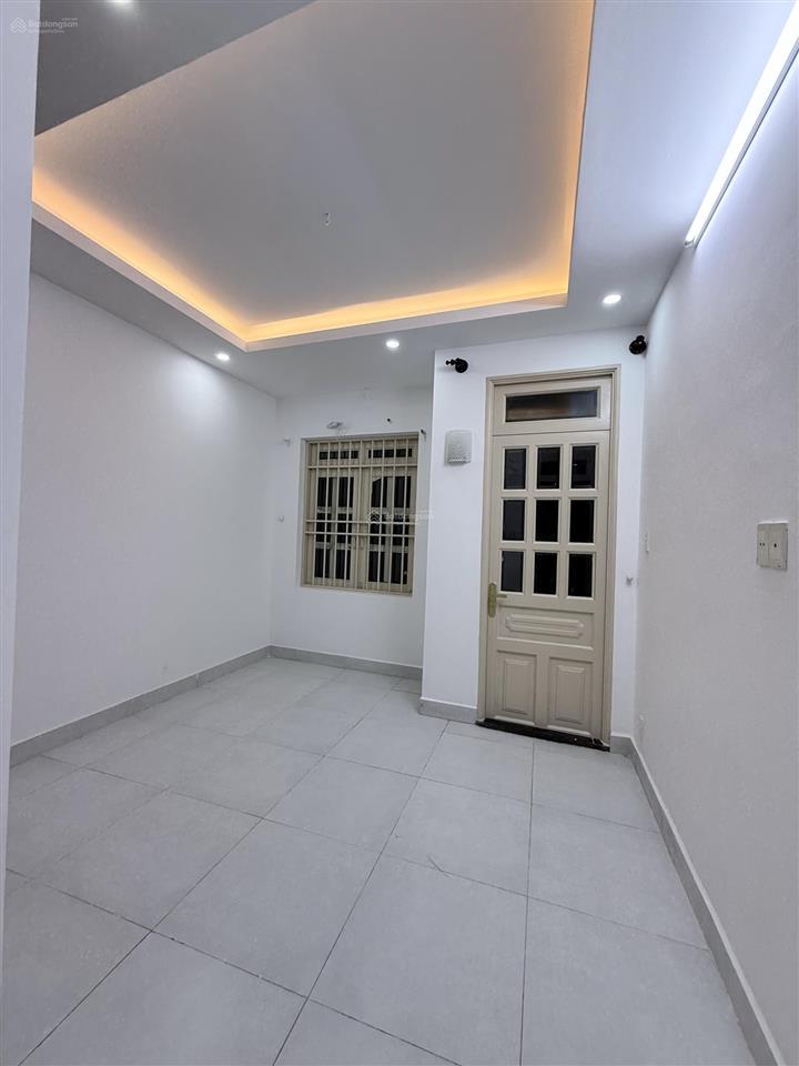 Chính chủ cho thuê nguyên tầng 2 + sân thượng trước sau.