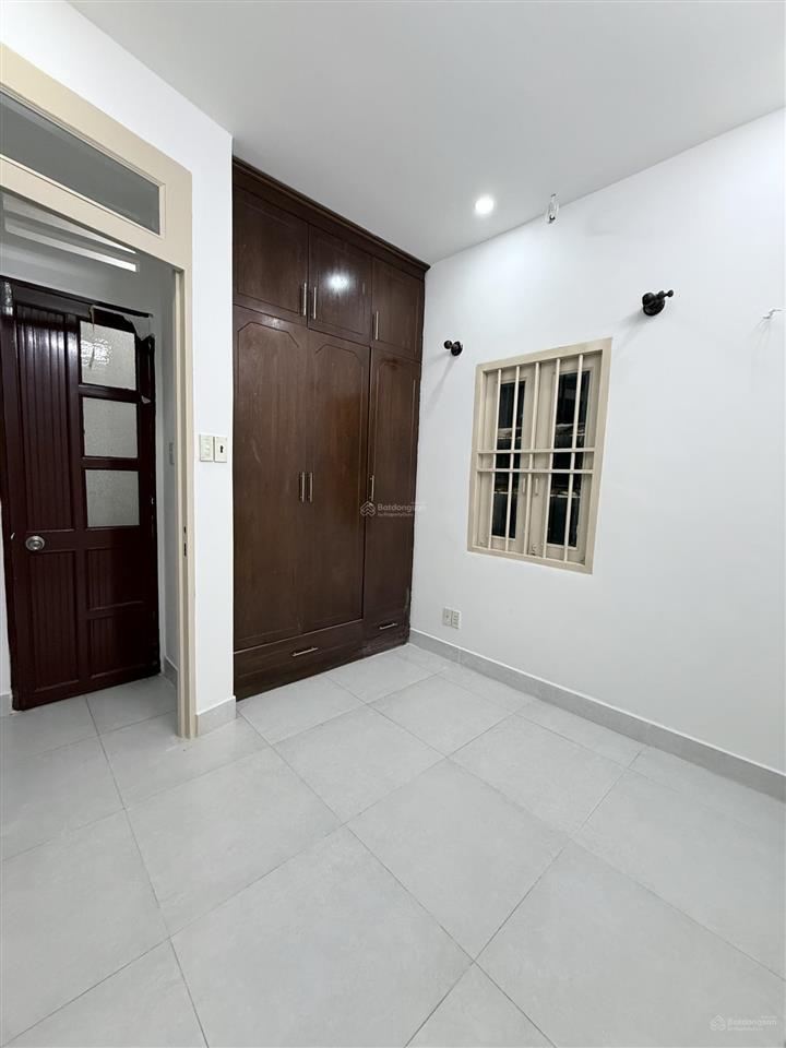 Chính chủ cho thuê nguyên tầng 2 + sân thượng trước sau.