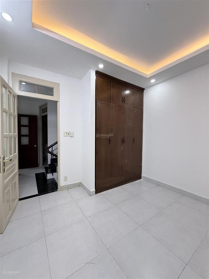 Chính chủ cho thuê nguyên tầng 2 + sân thượng trước sau.