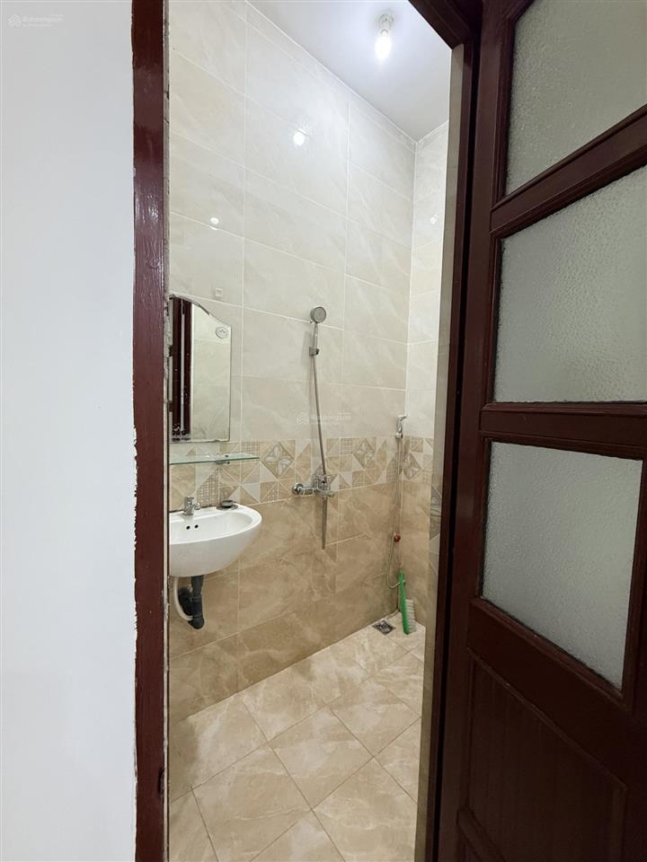 Chính chủ cho thuê nguyên tầng 2 + sân thượng trước sau.
