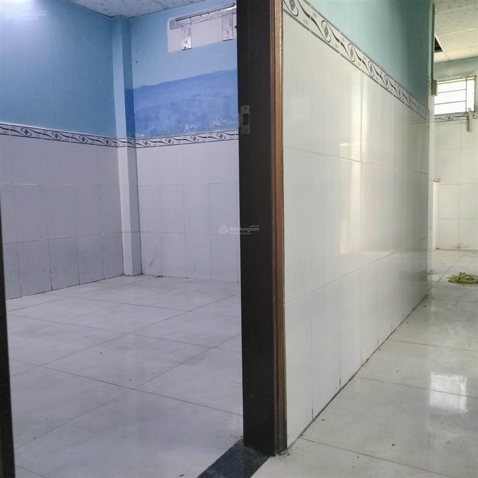 Cần tiền bán gấp nhà 1sẹc hà huy giáp vào 300m dt 65m2 thổ cư chiều ngang 4,5m 2pn sân đậu được ôtô