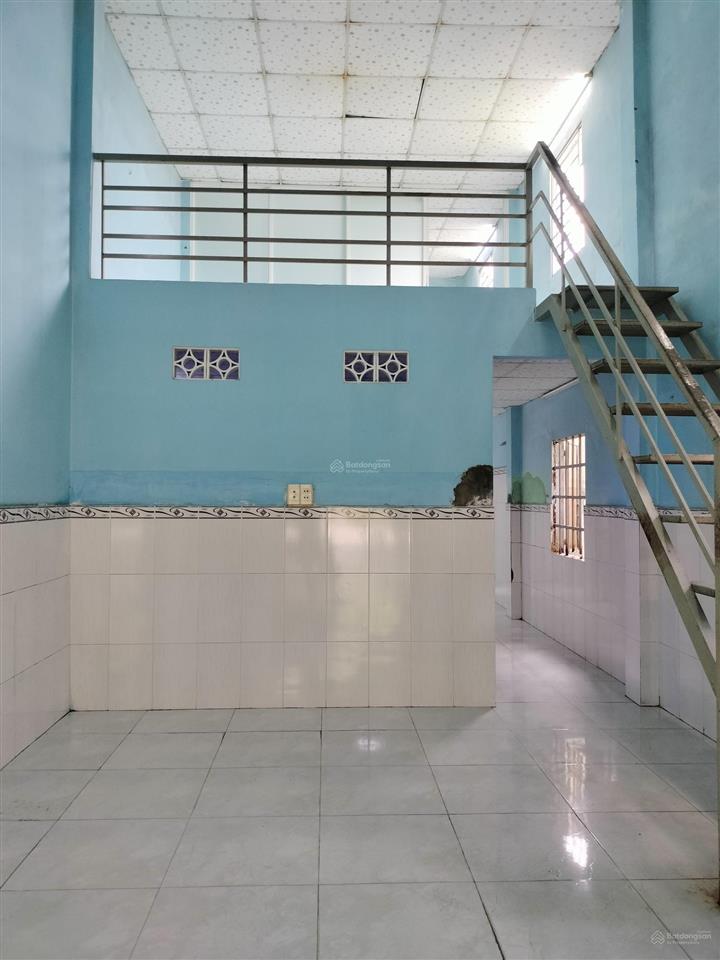 Cần tiền bán gấp nhà 1sẹc hà huy giáp vào 300m dt 65m2 thổ cư chiều ngang 4,5m 2pn sân đậu được ôtô