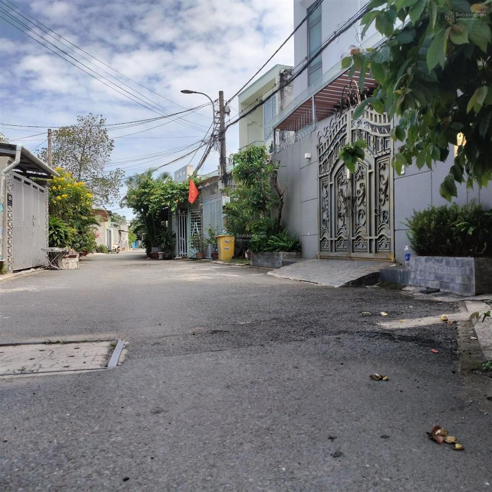 Cần tiền bán gấp nhà 1sẹc hà huy giáp vào 300m dt 65m2 thổ cư chiều ngang 4,5m 2pn sân đậu được ôtô