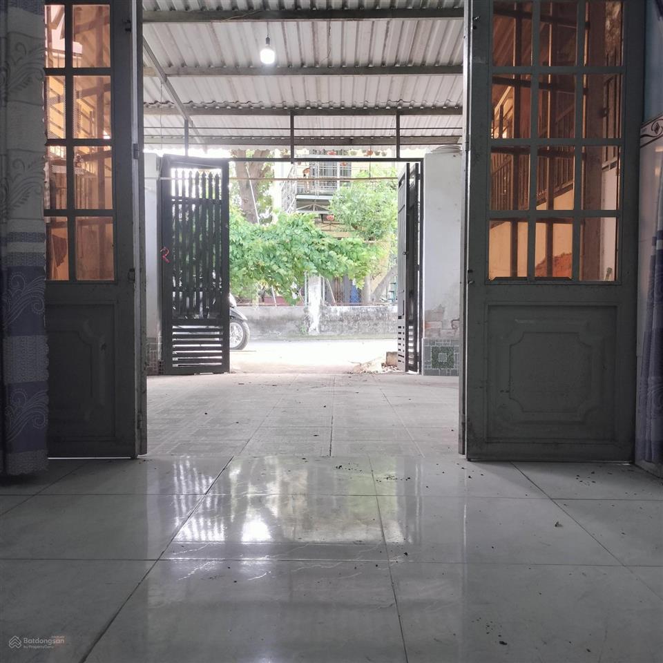 Cần tiền bán gấp nhà 1sẹc hà huy giáp vào 300m dt 65m2 thổ cư chiều ngang 4,5m 2pn sân đậu được ôtô