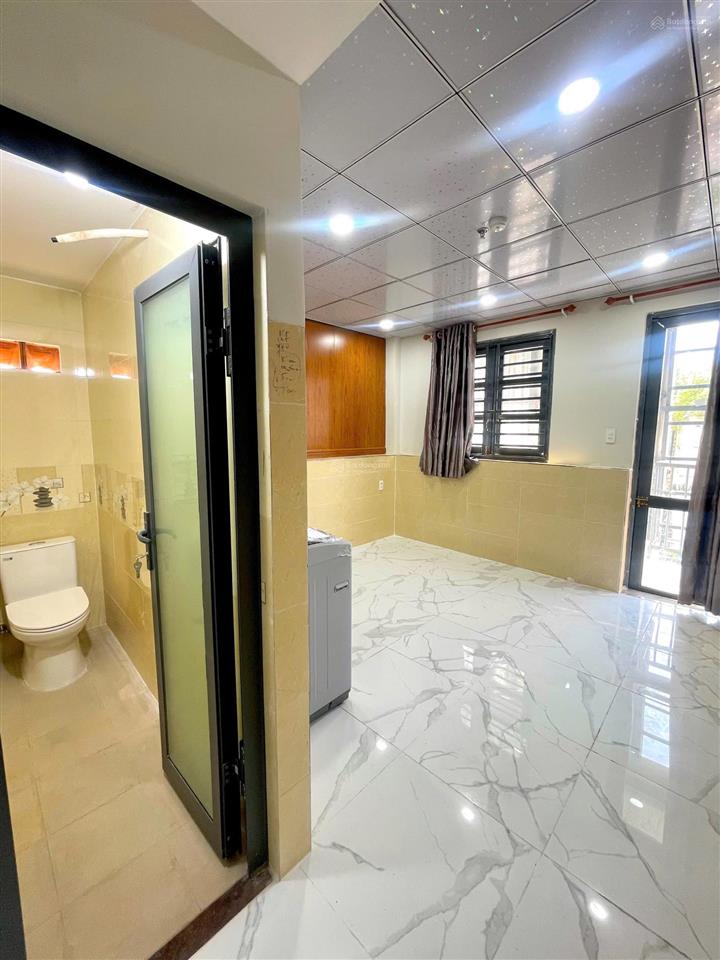 Cho thuê phòng ban công mới xây, máy giặt riêng, ngay công viên phần mềm quang trung quận 12