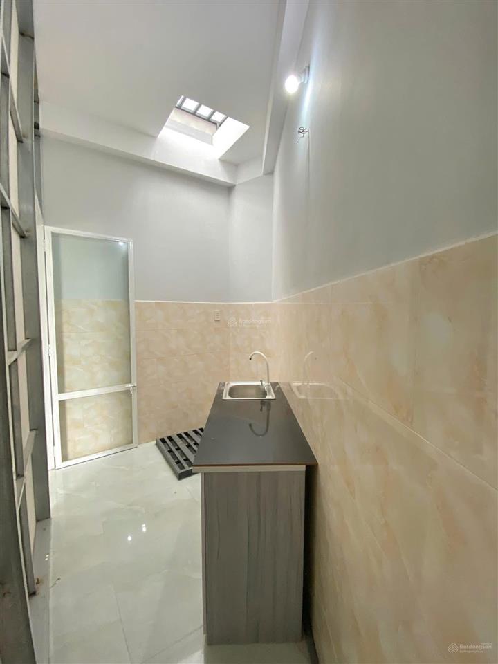 Cho thuê phòng gác máy lạnh, tách bếp ngay chợ tân hương, 9 phùng chí kiên