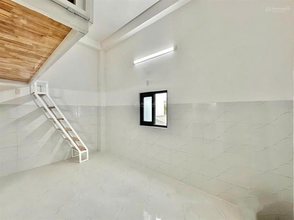 Cho thuê phòng có gác cửa sổ trời sẵn máy lạnh ngay liên khu 45 giao chợ bình thành