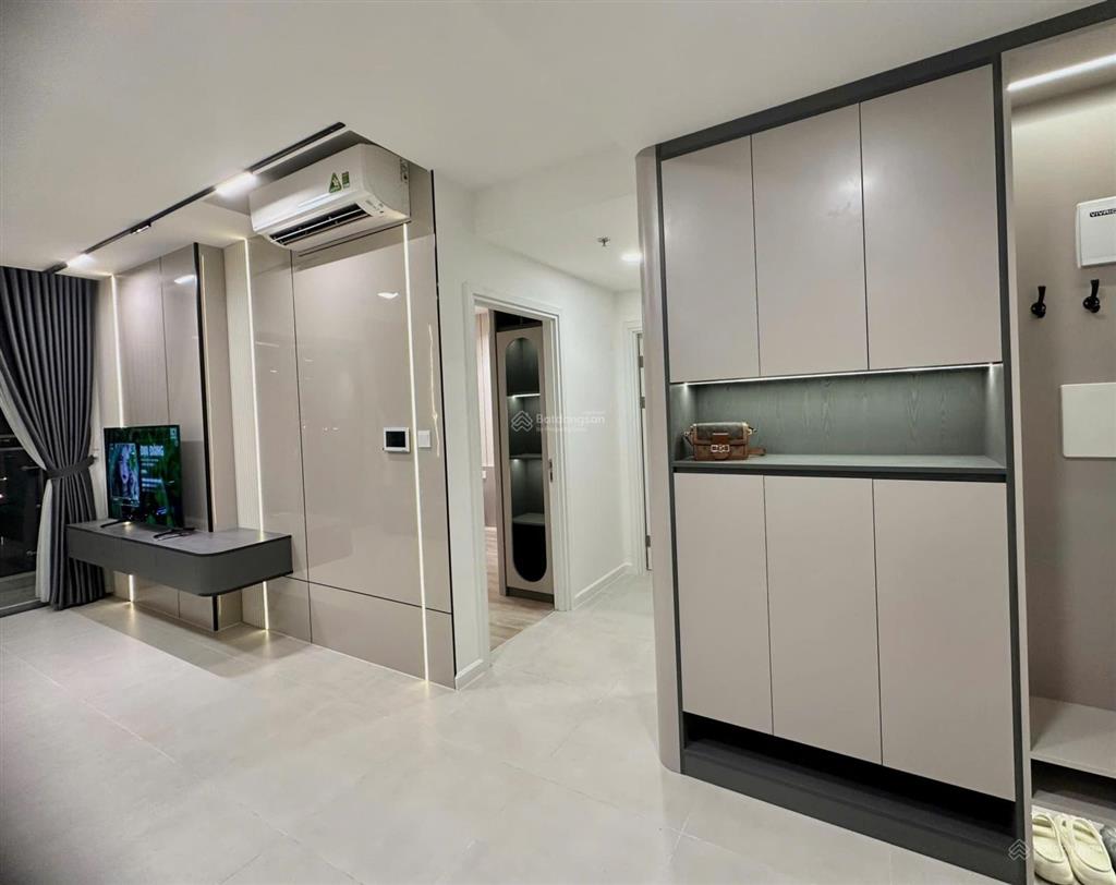 Sang trọng 1 căn hộ 83m2 2 phòng ngủ 16 triệu/th ở ngay liền, đầy đủ nội thất, view hồ bơi, lk81