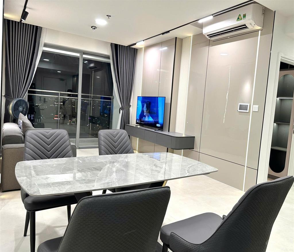 Sang trọng 1 căn hộ 83m2 2 phòng ngủ 16 triệu/th ở ngay liền, đầy đủ nội thất, view hồ bơi, lk81