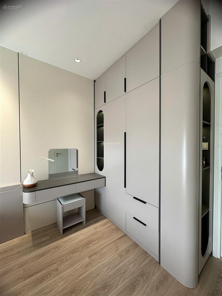 Sang trọng 1 căn hộ 83m2 2 phòng ngủ 16 triệu/th ở ngay liền, đầy đủ nội thất, view hồ bơi, lk81