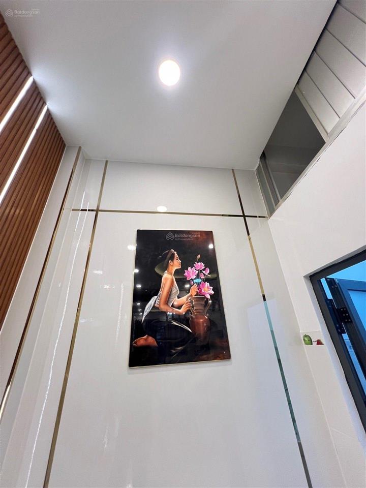 Nhà âu dương lân 4x12m nở hậu, mới xây 3 tầng, full nội thất