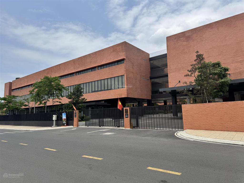 Giảm mạnh 5 tỷ biệt thự 4 tầng lô góc 3 mặt tiền ngang 9m (180m2) đối diện bến xe q8, giá 16,9 tỷ