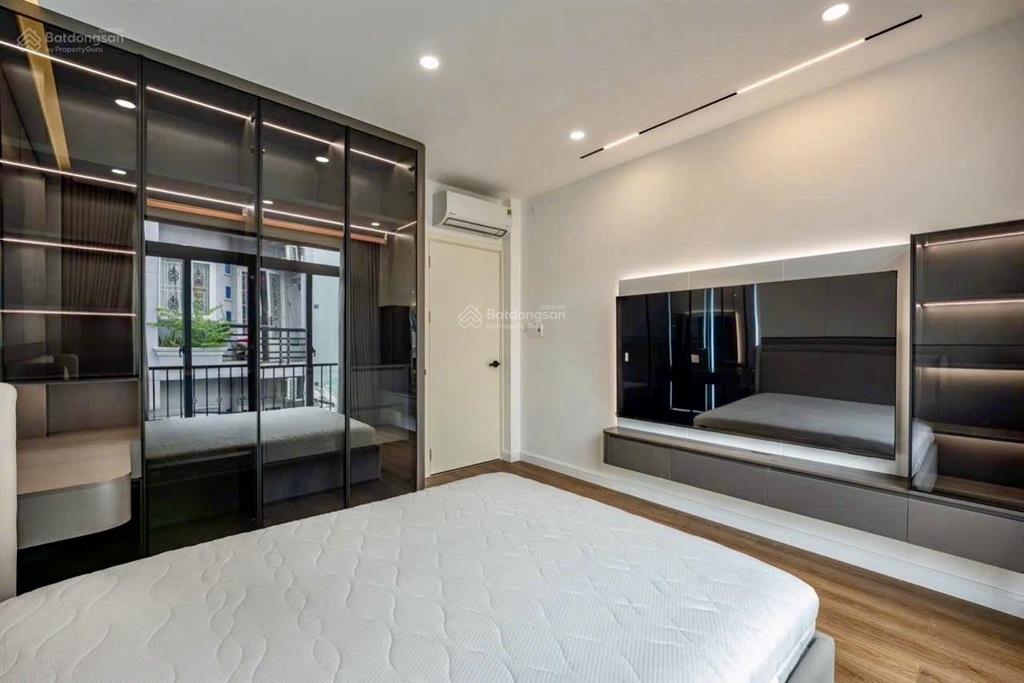 Nhà phú nhuận  lê văn sỹ  4 phòng ngủ  nhà xây mới  diện tích 45 m2  khuôn đất vuông  chỉ h