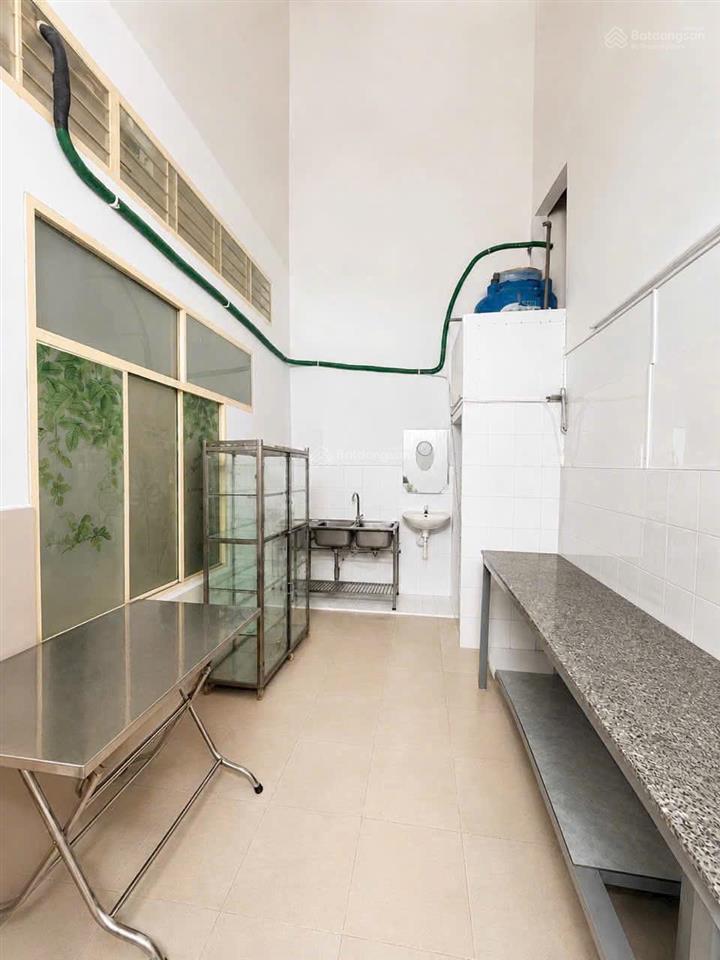 Bán gấp căn nhà 1 trệt, 1 lầu gần bv bình chánh, shr