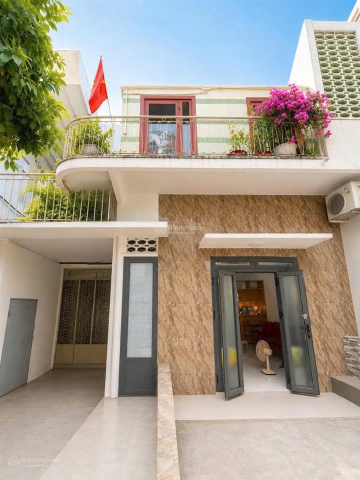Bán gấp căn nhà 1 trệt, 1 lầu gần bv bình chánh, shr