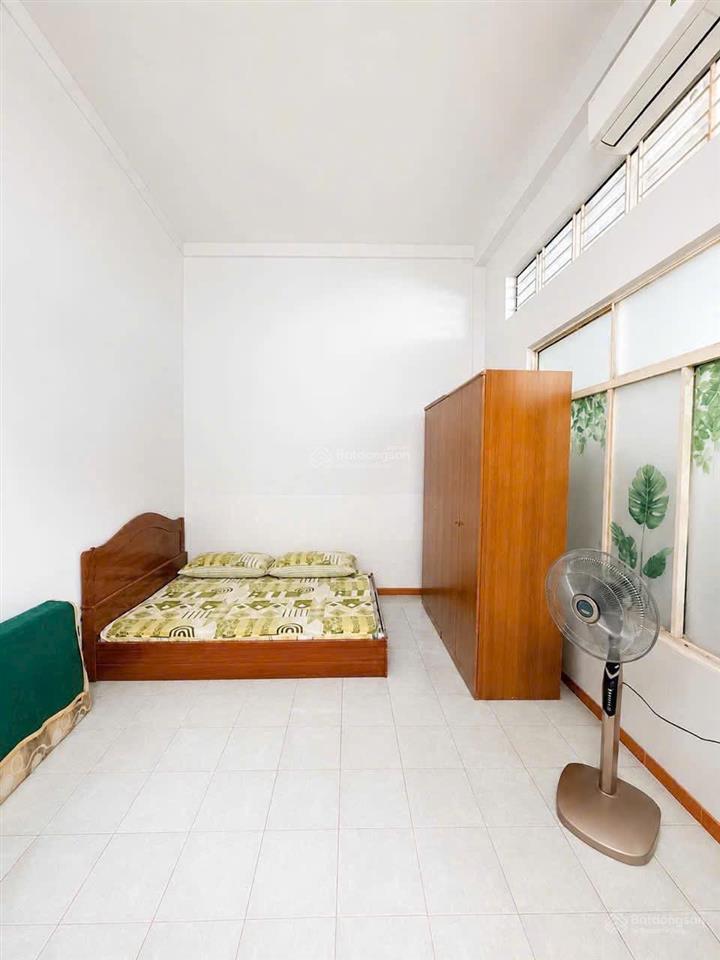 Bán gấp căn nhà 1 trệt, 1 lầu gần bv bình chánh, shr