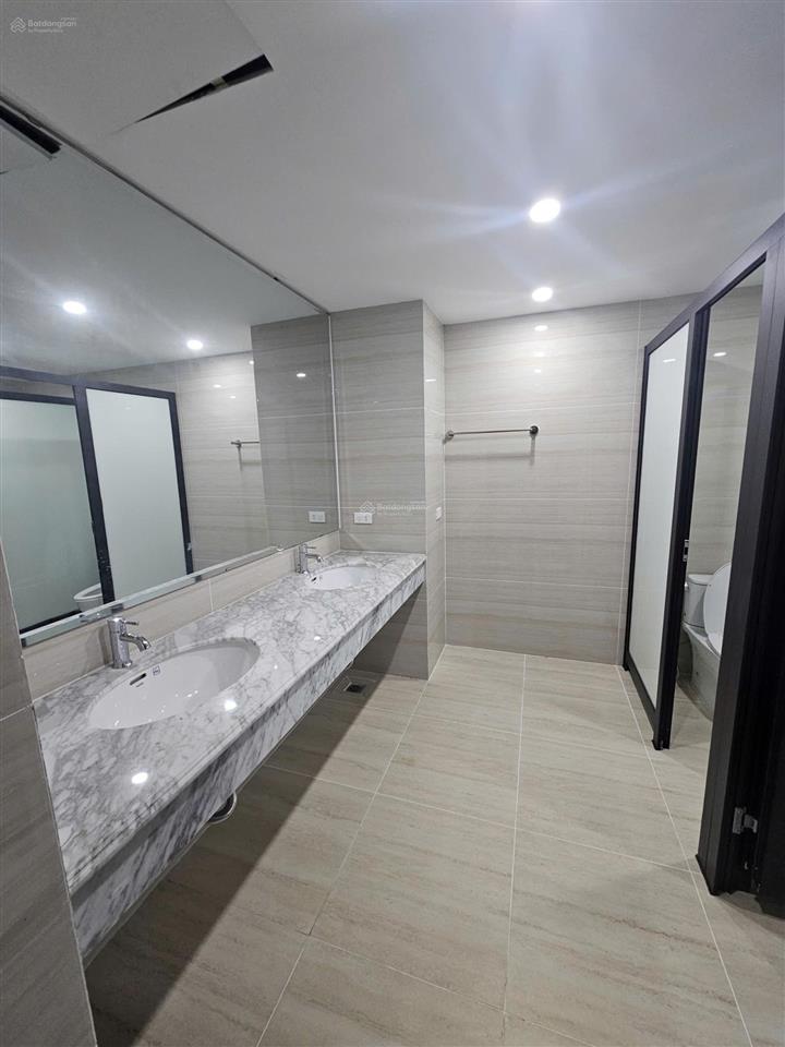Chính chủ tôi cho thuê nhà xây mới, thang máy, 105m2 5t, giáp lò đúc, hòa mã, hàm long37 tr