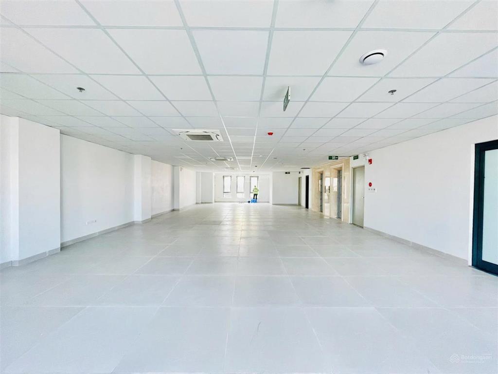 Chỉ 15tr cho văn phòng 100m/mt 8m đầu phố lê văn thiêm, vị trí sầm uất, thuận lợi kinh doanh