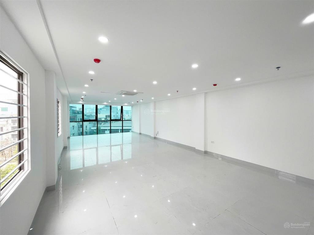 Văn phòng vị trí ngã tư sở  diện tích 100m2/mt 6m, giá 11 triệu/tháng kính thoáng, thông sàn
