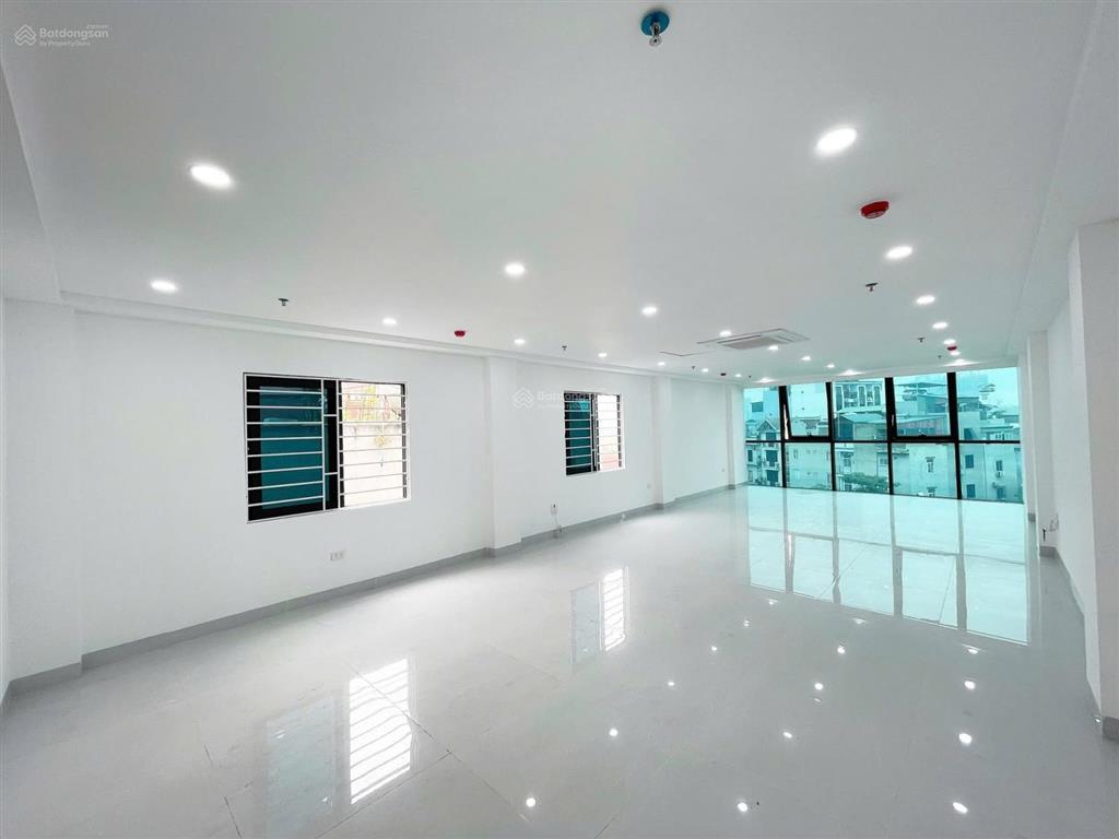 Văn phòng vị trí ngã tư sở  diện tích 100m2/mt 6m, giá 11 triệu/tháng kính thoáng, thông sàn