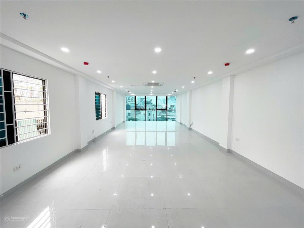 Văn phòng vị trí ngã tư sở  diện tích 100m2/mt 6m, giá 11 triệu/tháng kính thoáng, thông sàn