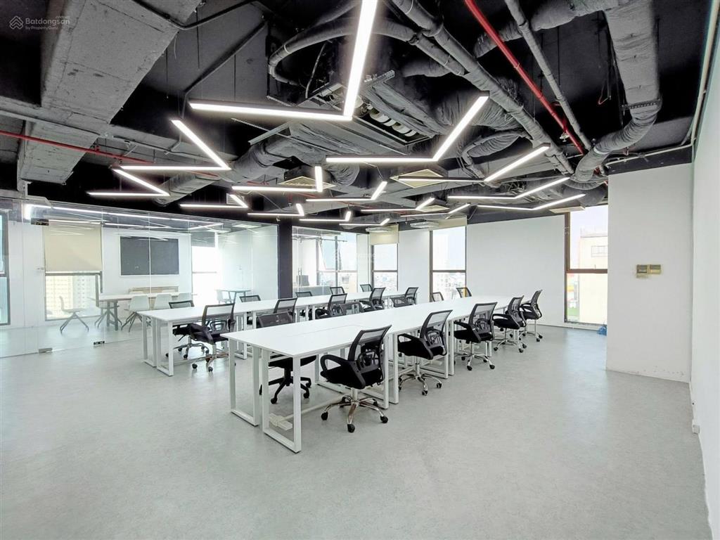 Sàn 100m2 vuông vắn dễ setup phạm ngọc thạch  khu vực đông dân cư, thuận tiện kinh doanh đa ngành