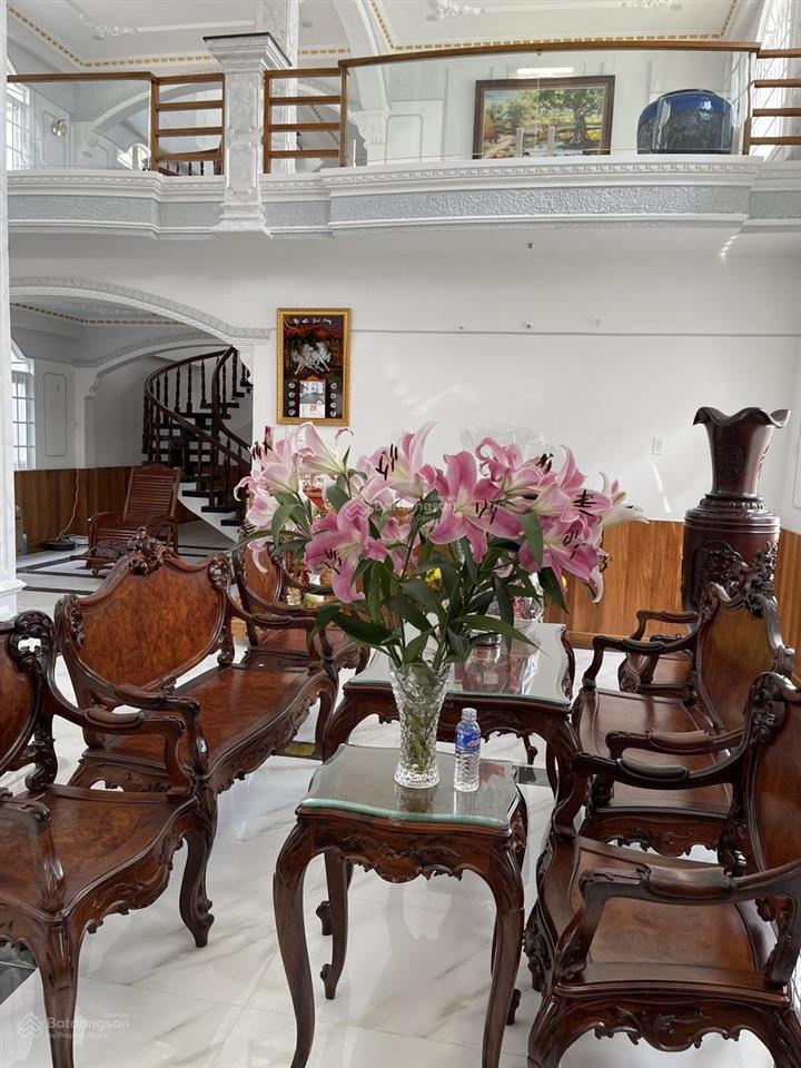 Chính chủ bán nhà bến lức 700m2, thích hợp làm văn phòng, trụ sở, nhà xưởng, nội thất đầy đủ