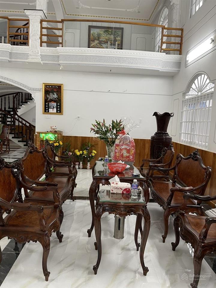 Chính chủ bán nhà bến lức 700m2, thích hợp làm văn phòng, trụ sở, nhà xưởng, nội thất đầy đủ