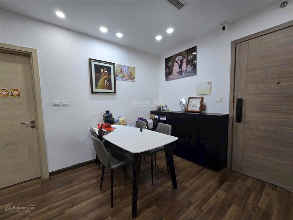 Bán căn hộ 2pn tại b6 giảng võ 76,6m², ban công đông nam, cửa chính tây bắc, giá 12,6 tỷ