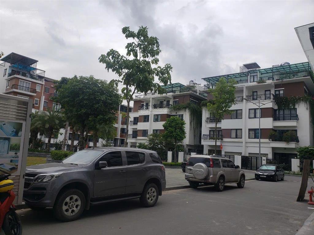 Cho thuê căn liền kề dự án romantic nguyễn văn huyên, 115m2, 5,5 tầng, giá 80tr, có thang máy