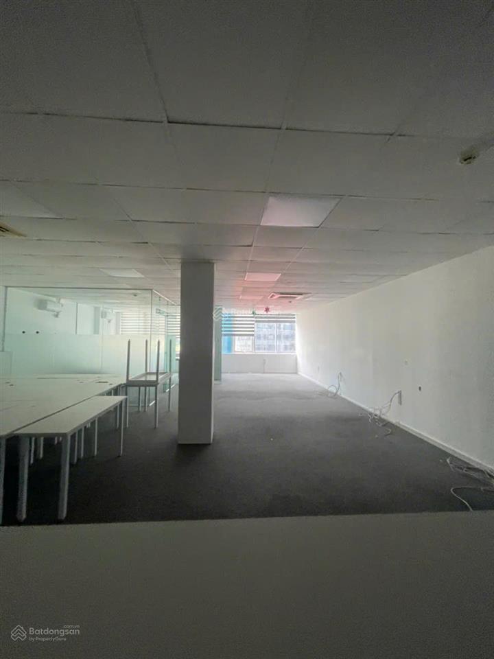 Văn phòng số 7 trần phú, ba đình. 200m2. giá 275 nghìn/m2 gồm thuế. sân để xe ô tô, điều hòa, tm