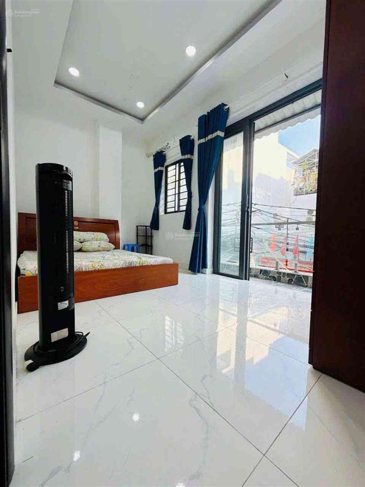Bán căn hộ dịch vụ 4 phòng ngủ. diện tích lớn có kết cấu btct có 1 không 2 dưới 80 triệu/mét.