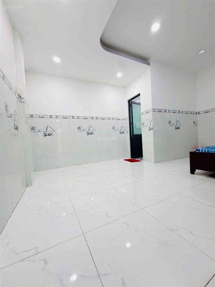 Bán căn hộ dịch vụ 4 phòng ngủ. diện tích lớn có kết cấu btct có 1 không 2 dưới 80 triệu/mét.