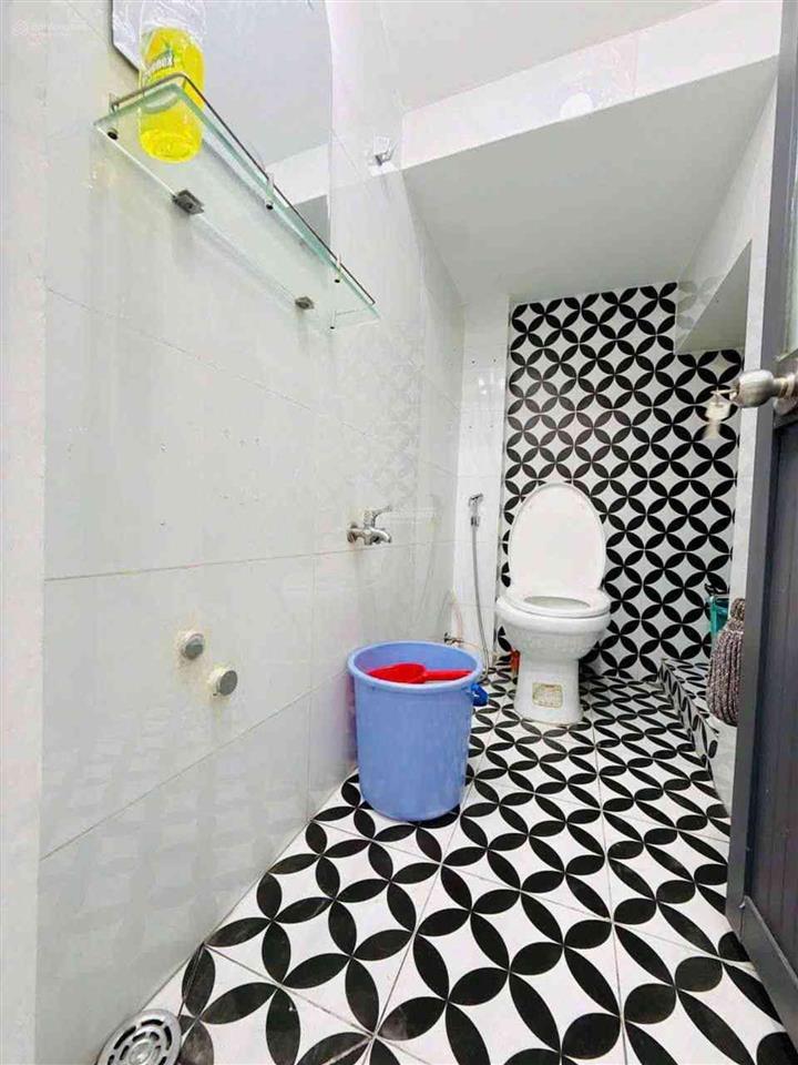 Bán căn hộ dịch vụ 4 phòng ngủ. diện tích lớn có kết cấu btct có 1 không 2 dưới 80 triệu/mét.